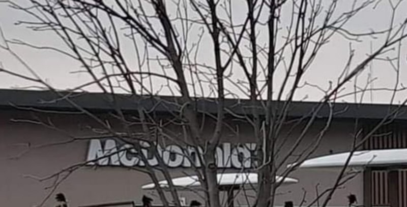 Prizor snimljen pred restoranom brze hrane u Mađarskoj hit je na FB-u, odmah ćete vidjeti zašto