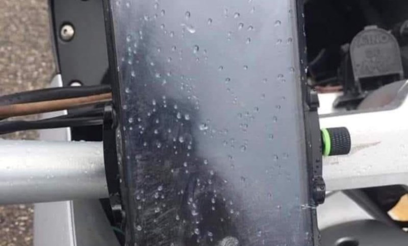 Tisuće lajkaju objavu popularne FB stranice, morate vidjeti kako je tip zaštitio smartphone od kiše