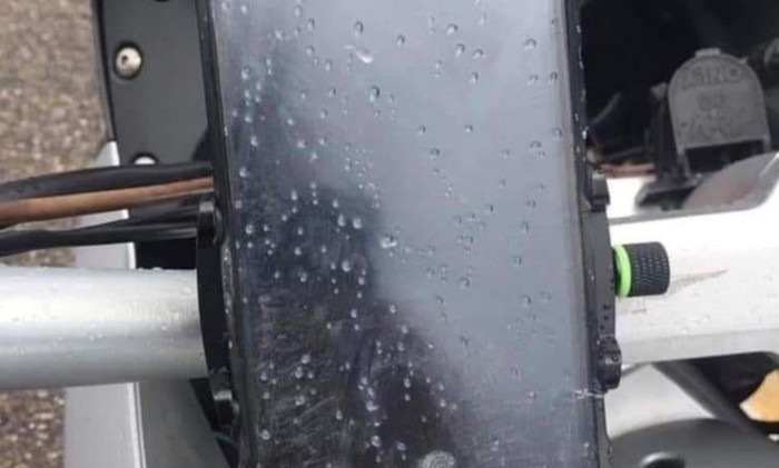Tisuće lajkaju objavu popularne FB stranice, morate vidjeti kako je tip zaštitio smartphone od kiše