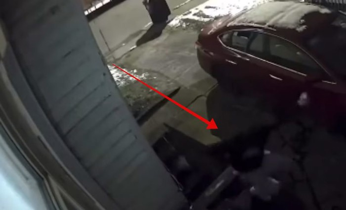 Muškarac je izgubio ravnotežu i pao niz stepenice, cijeli internet čudi se kako je ovo preživio