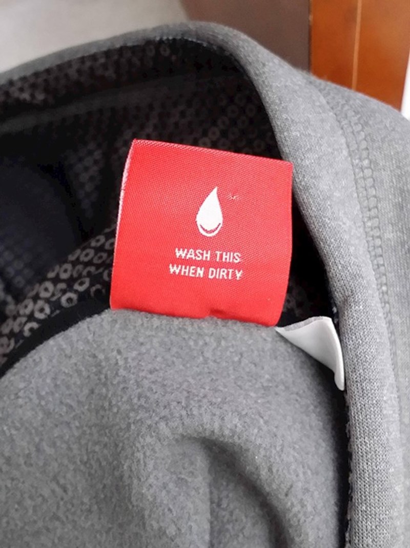 6. Na etiketi piše da se predmet mora oprati kad se uprlja