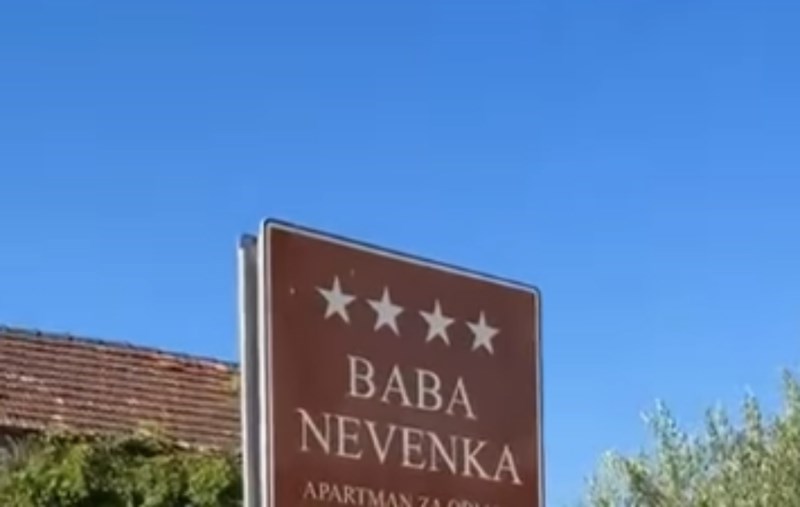 Netko je snimio urnebesnu tablu kojom netko oglašava svoj apartman, morate vidjeti ovaj hit
