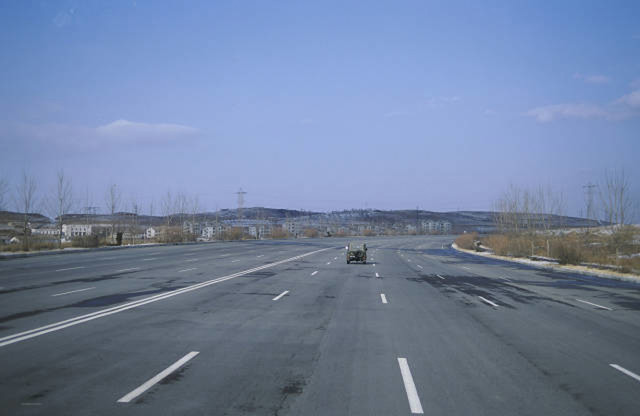 Osam traka super autoceste u Sjevernoj Koreji gotovo je bez prometa na ovoj slici koju je snimio švedski fotograf Björn Bergman. Cesta - koja se proteže oko 160 km od glavnog grada Pjongjanga do granice s Južnom Korejom - u iznimno je lošem stanju.