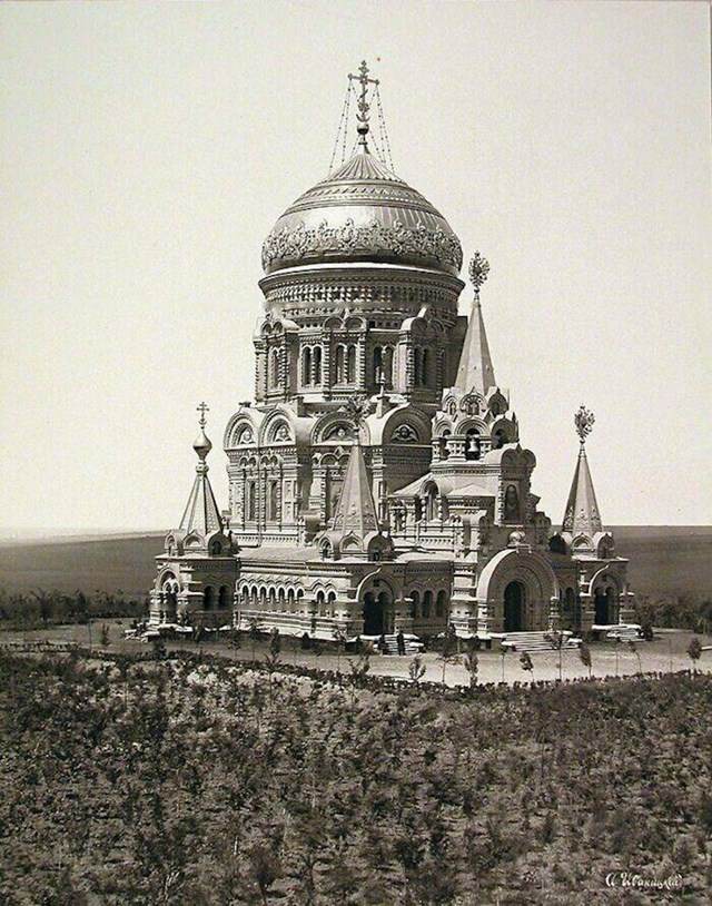 Katedrala Krista Spasitelja, smještena u Borkiju, blizu Harkiva u nekadašnjem Ruskom Carstvu, a današnjoj Ukrajini. Fotografija je iz 1894. godine. Uništena je tijekom Drugog svjetskog rata