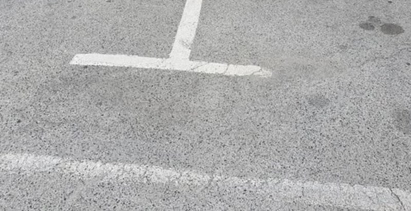 Netko je na parkiralištu fotkao jako bezobrazno parkiran auto, prizor je naljutio mnoge