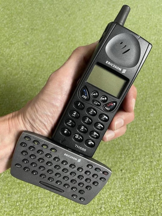 12. Moj tata još čuva svoj prvi mobitel