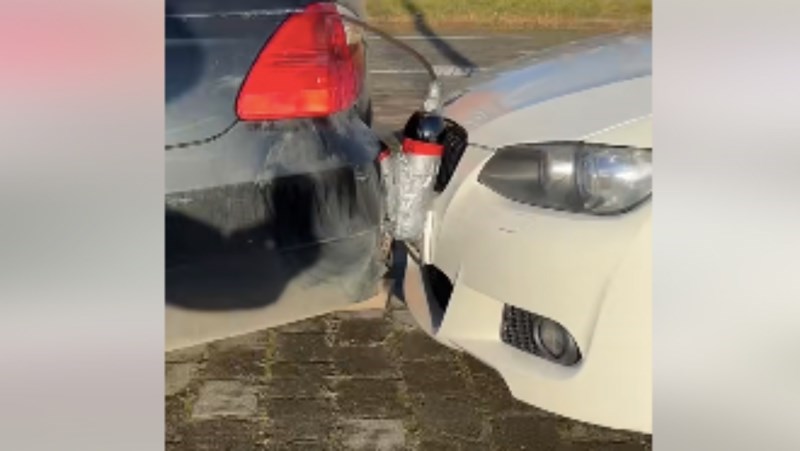 Djed ju je naučio urnebesan trik za bočno parkiranje, prasnut ćete u smijeh kad vidite snimku