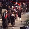 Snimka s dodjele diploma na jednom sveučilištu nasmijala je tisuće ljudi, morate vidjeti ovaj hit