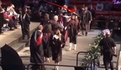 Snimka s dodjele diploma na jednom sveučilištu nasmijala je tisuće ljudi, morate vidjeti ovaj hit