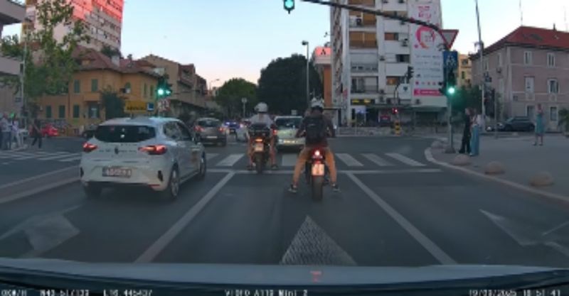 Snimka bizarnog sudara u Splitu nasmijala je tisuće ljudi na Fejsu, odmah ćete vidjeti zašto