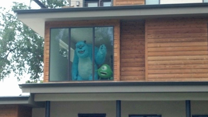 Dok je hodao ulicom, čovjek je primijetio čudan prizor u susjedovoj kući.