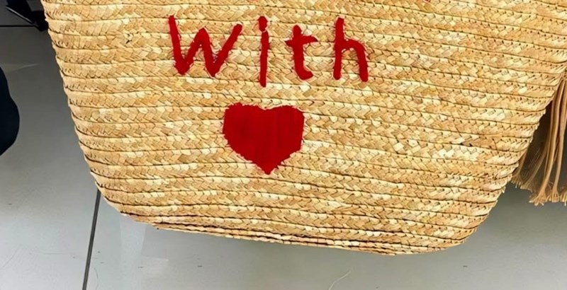 Turisti su u suvenirnici na našoj obali pronašli suvenir s urnebesnom greškom, morate vidjeti