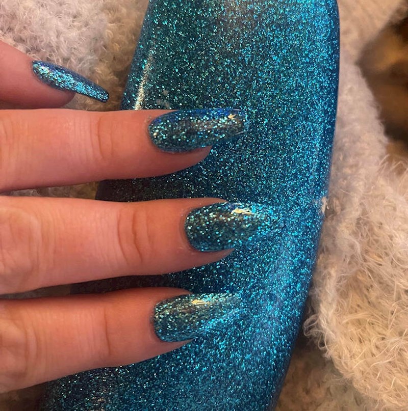 9. Moji nokti sasvim slučajno pašu uz moju kutiju za naočale