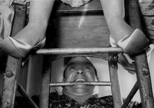 13. Snagator Butty Sugrue zubima drži stolicu na kojoj sjedi irska pjevačica Birdie Gallagher, 1959.