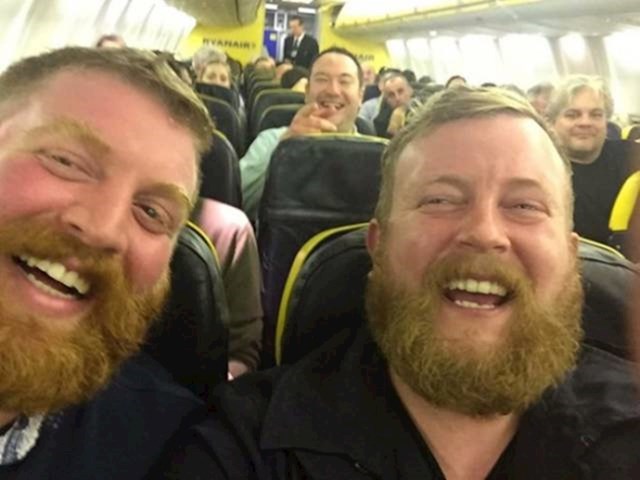 Dva neznanca koja su se srela u avionu izgledaju kao izgubljeni blizanci