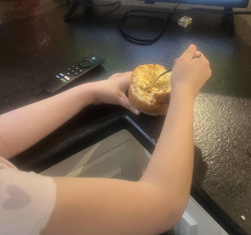4. Moj sin ovako jede muffin