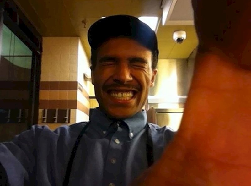 8. "Nedavno sam bio s prijateljicama i prijateljima u restoranu. Zamolili smo konobara da nas slika. On je naravno pristao, tražio je od nas da nas slika u više različitih poza. Otišao je s osmijehom na licu, kasnije smo shvatili zašto. Sve fotke su izgledale ovako nekako..."