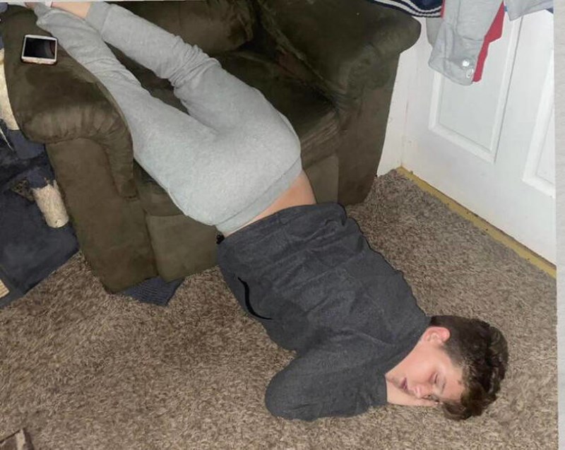 8. Moj sin ima sposobnost spavanja u najneudobnijim urnebesnim pozama