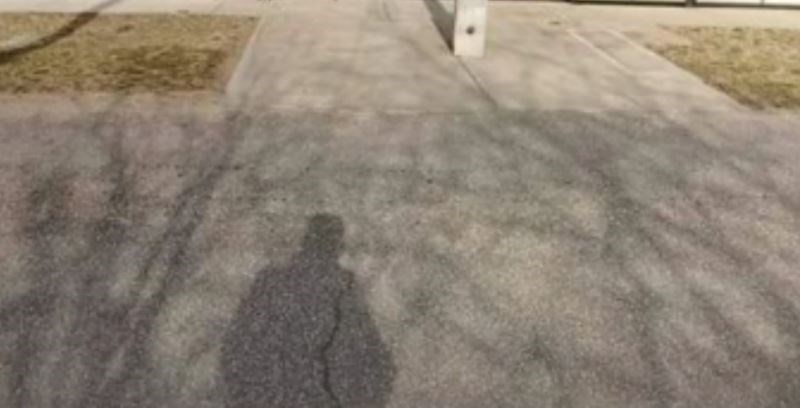 Netko je u jednom selu snimio totalno bizaran kolni prilaz, fotka je odmah postala hit u regiji