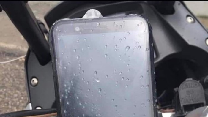 Biciklist je zaštitio ekran svoga mobitela od kiše, prasnut ćete u smijeh kad vidite čime