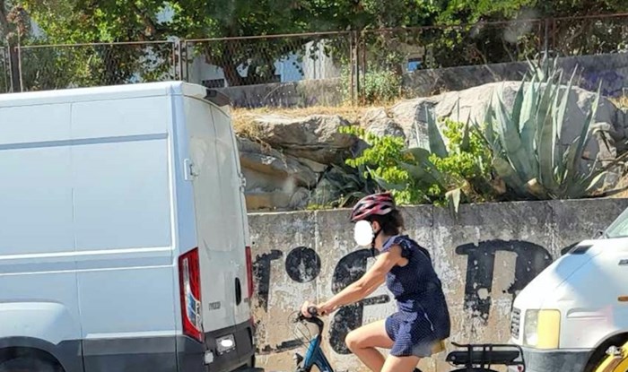 Žena na biciklu s prikolicom izazvala je lavinu reakcija na Fejsu, odmah ćete vidjeti zašto