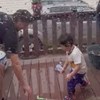 Obitelj se prskala vodom na trijemu, snimka je viralni hit zbog načina na koji je sin obranio mamu