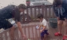 Obitelj se prskala vodom na trijemu, snimka je viralni hit zbog načina na koji je sin obranio mamu