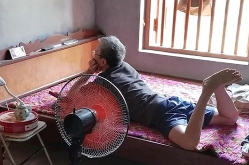 12. Kći je slikala svoga tatu koji je kupio svoj prvi smartphone ikad i sad uživa u njegovim čarima