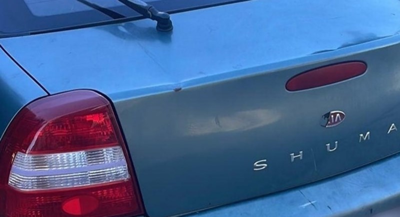 Vozač je dodao slova pored oznake modela auta i nasmijao prolaznike simpatičnom dosjetkom