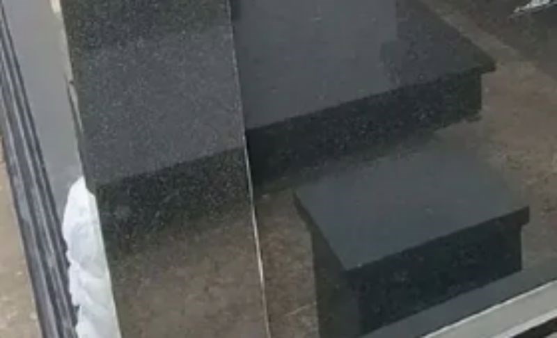 Prolaznik je na nečijem grobu uočio bizaran detalj, fotka je ekspresno obišla regiju i postala hit