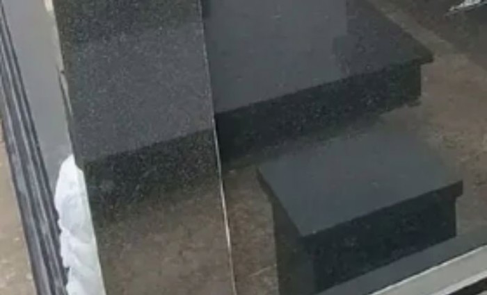 Prolaznik je na nečijem grobu uočio bizaran detalj, fotka je ekspresno obišla regiju i postala hit