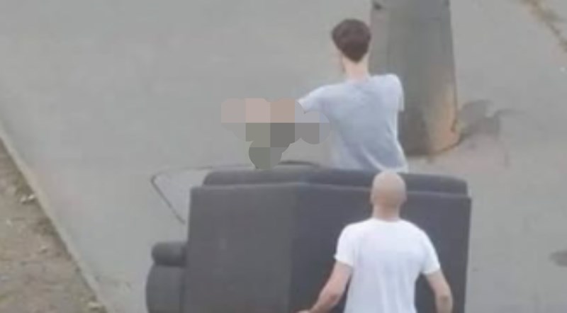 Dečki su smislili genijalan način za lakši transport teškog kauča, fotka je odmah postala hit