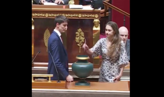 Snimka iz francuskog parlamenta obišla je svijet, pogledajte kakav neugodnjak je zastupnik doživio