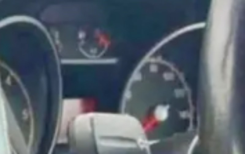 Vozač je osmislio nesvakidašnji držač za svoj pametni telefon, istovremeno je bizaran i genijalan