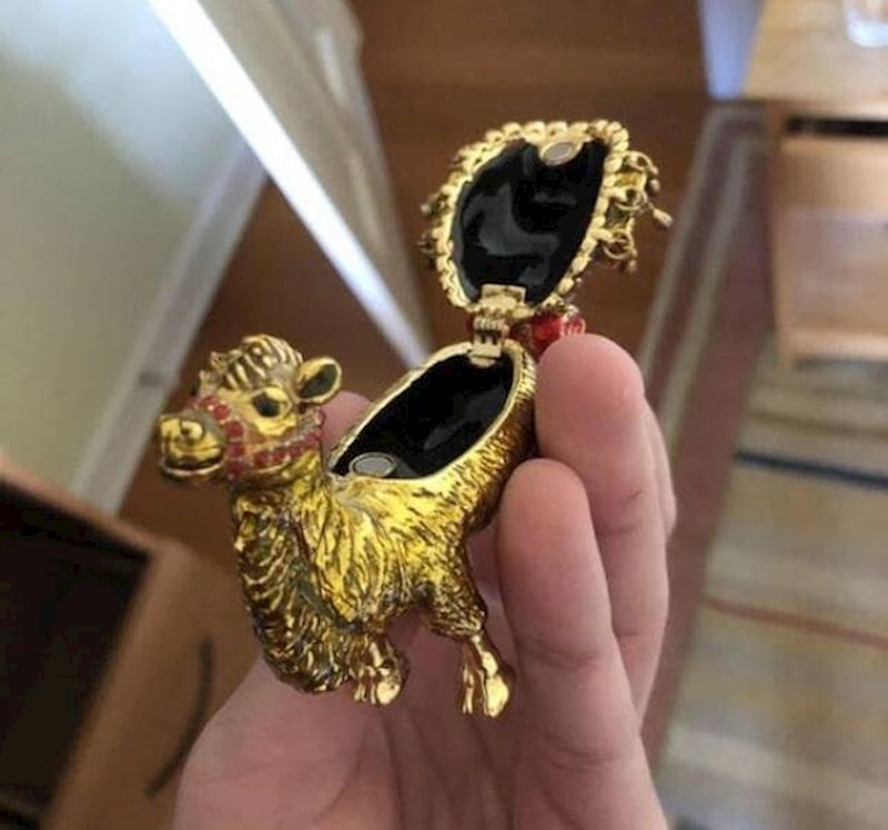 7. Figurica mi je pala na pod i tek onda sam otkrio da ima ovaj pretinac