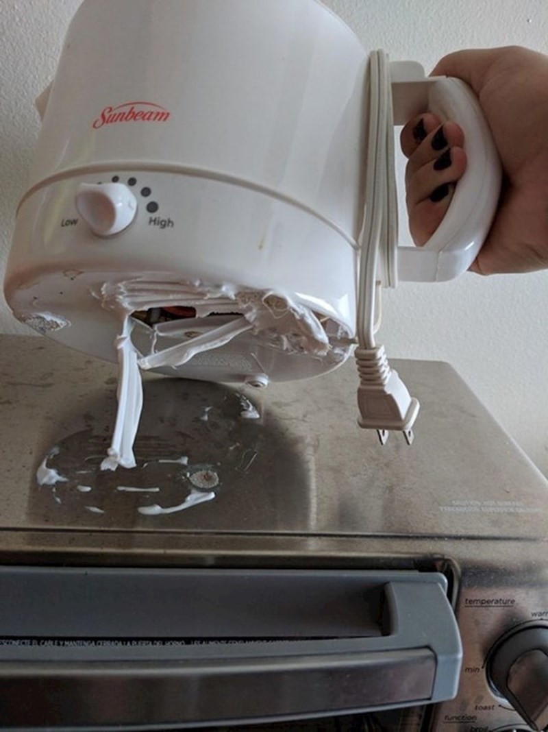 9. Upalila je mini pećnicu, a zaboravila skloniti kuhalo. Evo rezultata: