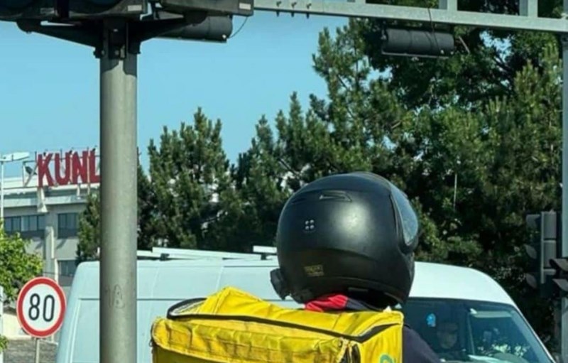 Netko je u Splitu snimio dostavljača s urnebesnom porukom na torbi, fotka je teški hit