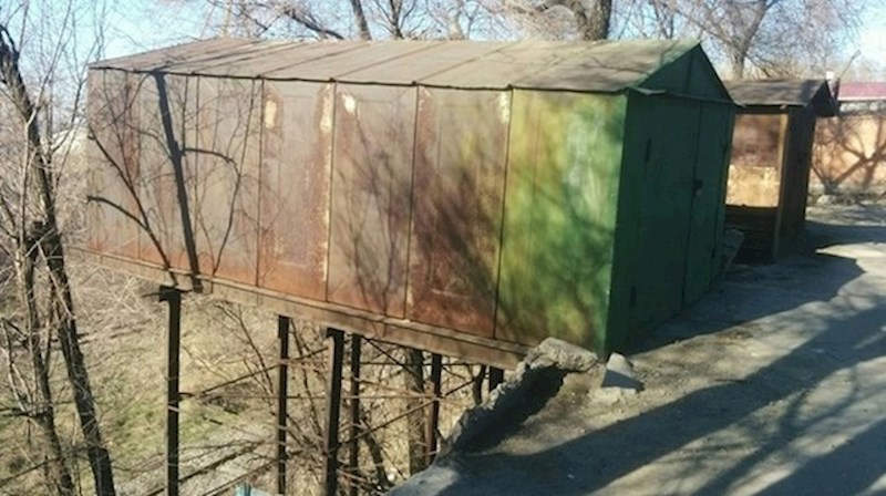 Dame i gospodo, predstavljamo vam viseću garažu!