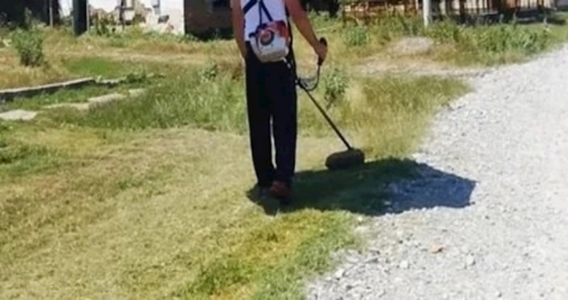 Tip je smislio urnebesnu metodu zaštite od sunca dok kosi i postao hit na Fejsu, ovo morate vidjeti