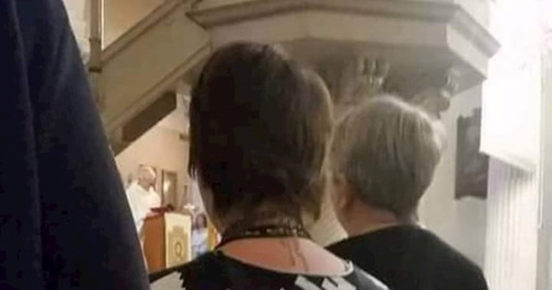 Žena je postala hit na Fejsu zbog majice u kojoj je došla na misu, morate vidjeti što je obukla