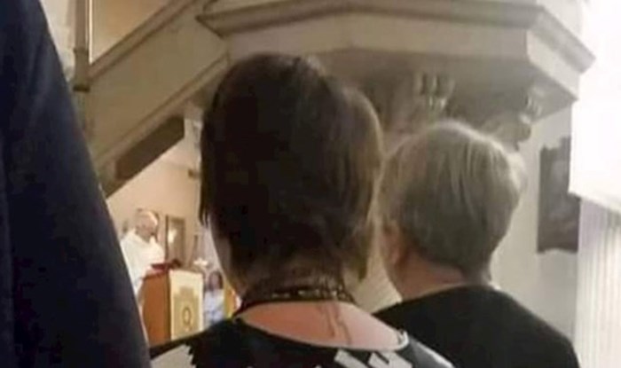 Žena je postala hit na Fejsu zbog majice u kojoj je došla na misu, morate vidjeti što je obukla