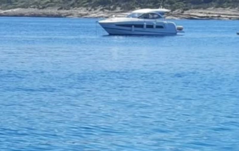 Netko je u Jadranu snimio turista u totalno bizarnoj akciji, fotka je odmah postala hit u Hrvatskoj