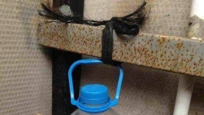 Radnik iz BiH napravio je držač za wc papir u zajedničkom toaletu i nasmijao kolege, fotka je hit