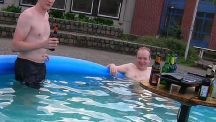 Muškarci su odlučili roštiljati u bazenu, fotka njihovog bizarnog izuma zaledit će vam krv u žilama