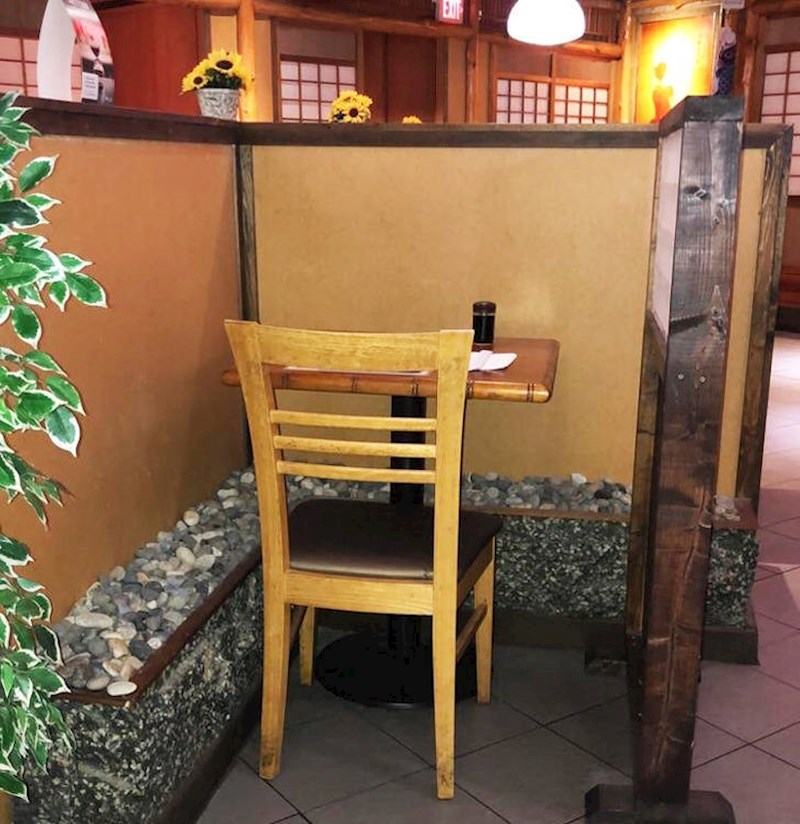 13. Restoran u Japanu ima stolove za ljude koji vole solirati
