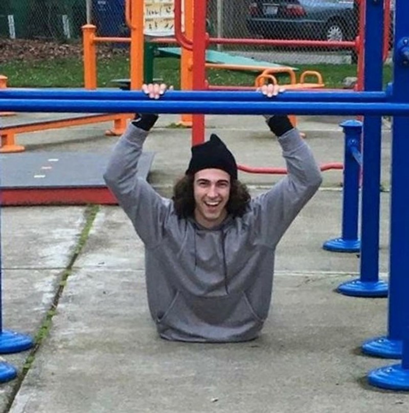 2. Tip izgleda kao da je zarobljen u betonu