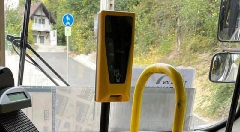 Tisuće ljudi smiju se bizarnom ulazu u javni bus iz Mađarske, ovo je istovremeno bizarno i urnebesno