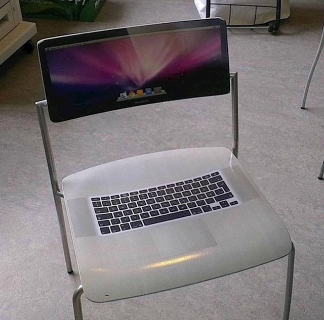 Svi automatski pažljivo sjedaju na ovu stolicu koja izgleda kao laptop.