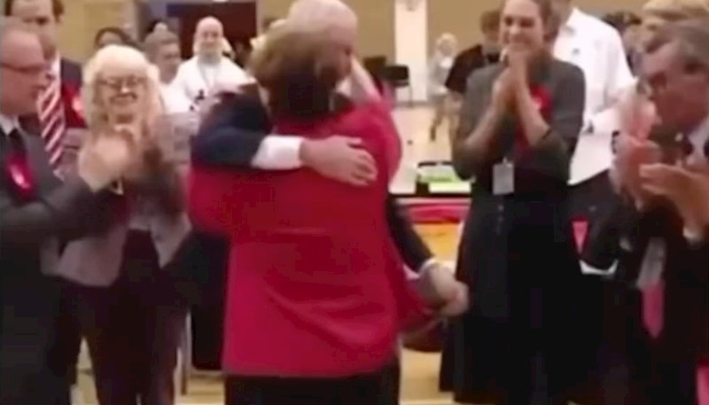 Tip je kolegici htio dati pet, snimka je zbog brutalnog faila ujedno urnebesna i neugodna za gledati