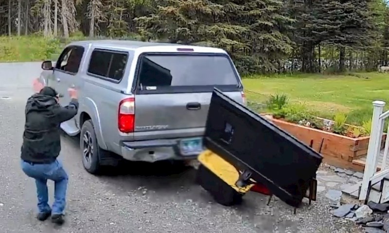 Htjeli su ukrcati TV u prtljažnik, snimka je postala viralna zbog urnebesne pogreške vozačice
